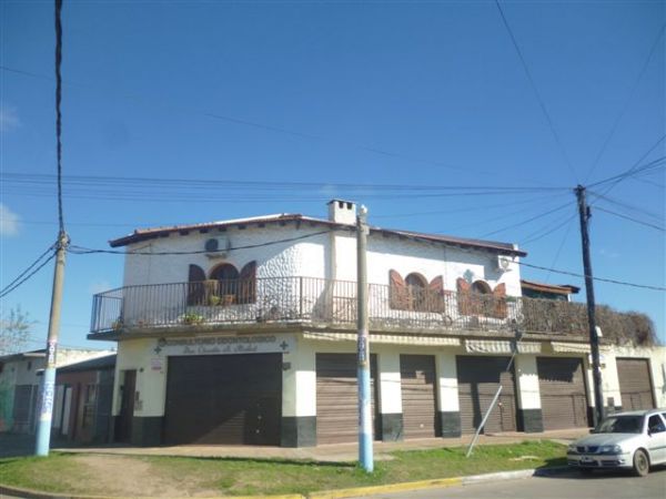 Chalet con locales en venta