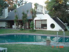 VENTA ESPECTACULAR CHALET/QUINTA CON PILETA, CANCHA DE FUTBOL Y TENIS EN ZONA RESIDENCIAL, ALQ TEMP.