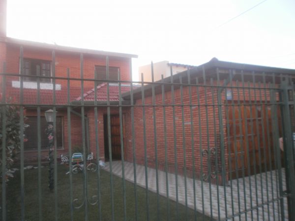 HERMOSO CHALET CON AMPLIO PARQUE.