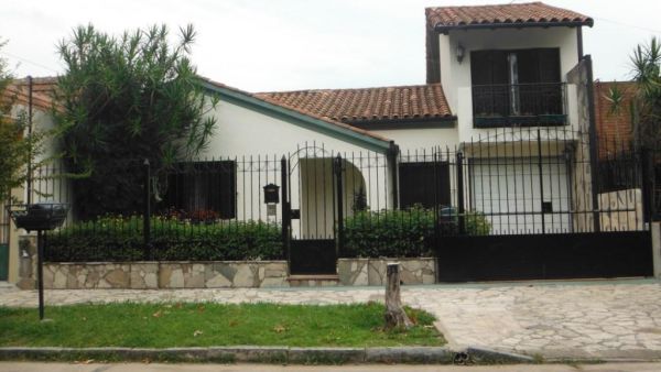 CHALET 4 AMBIENTES Y DEPENDENCIAS
