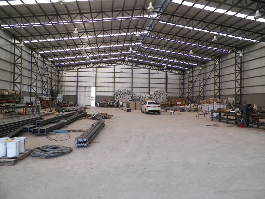 Galpón a estrenar de 1840 m2 cubiertos + 164 m2 de oficinas baños y vestuarios.