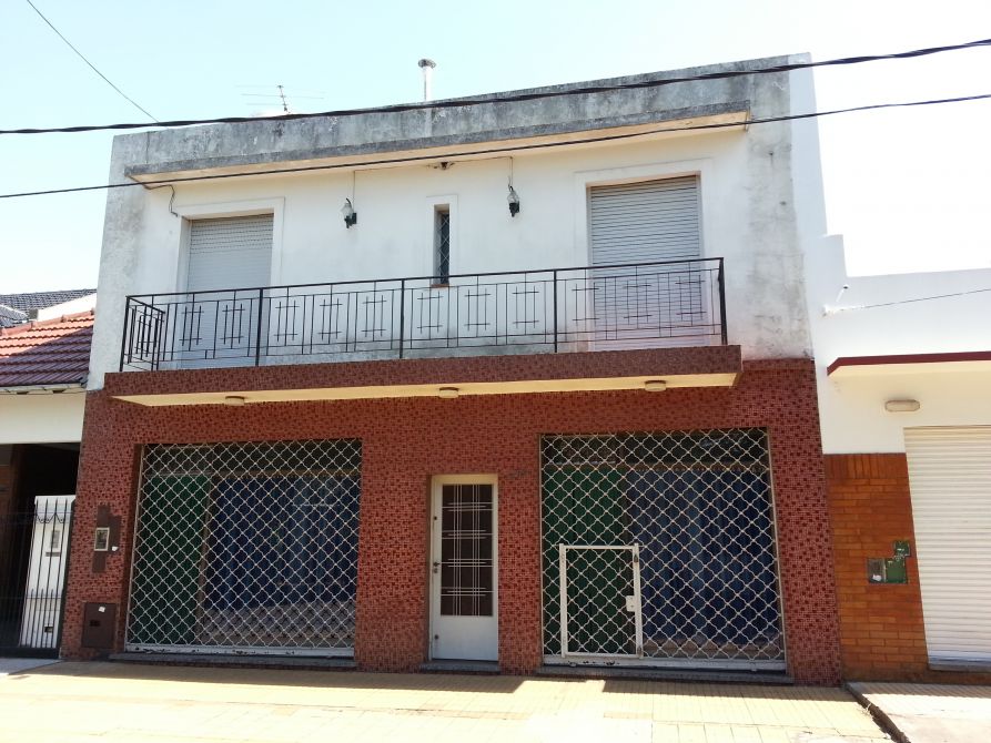 Casa Dos Plantas Con un Local