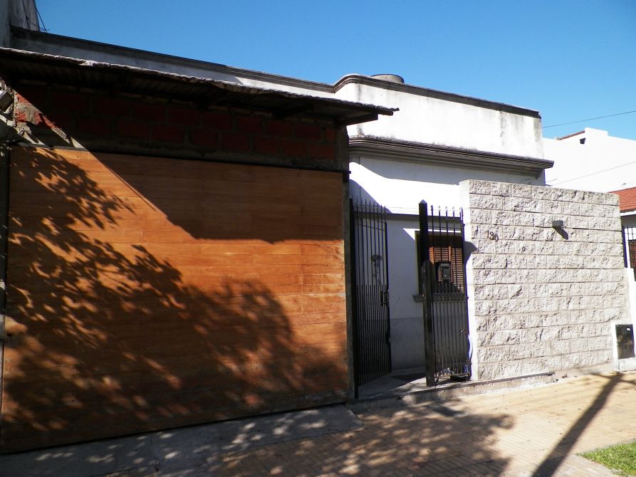 CASA EN VENTA - OYUELA Y AV. BELGRANO - 252 M2 TOTALES DE TERRENO.