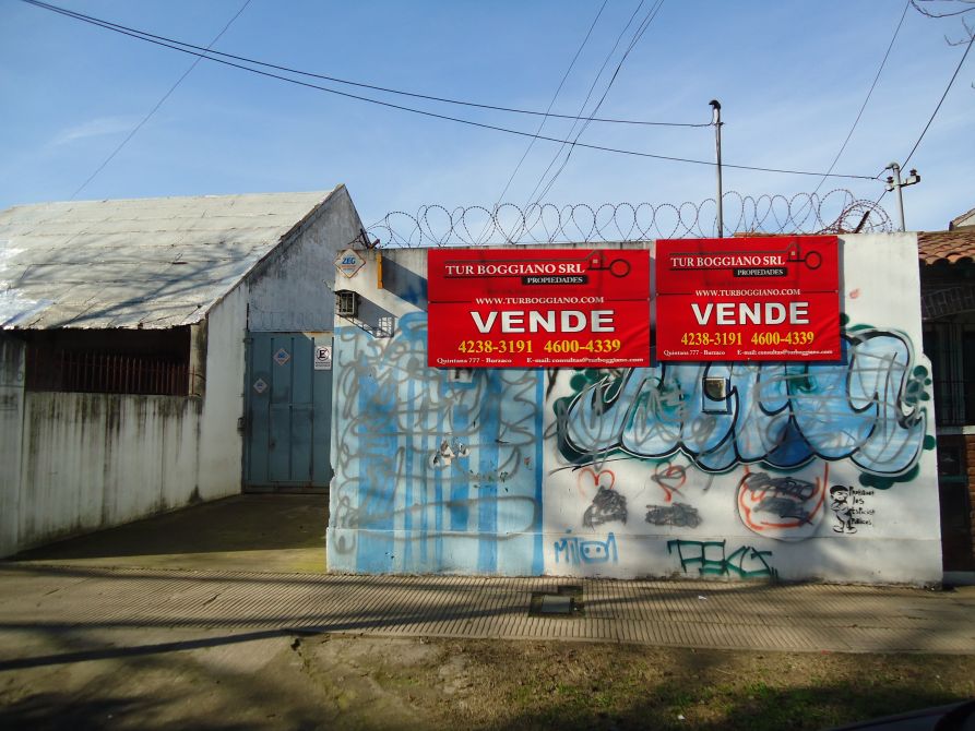 VENDE: LOTE CON MEJORAS A METROS DE LA ESTACIÓN