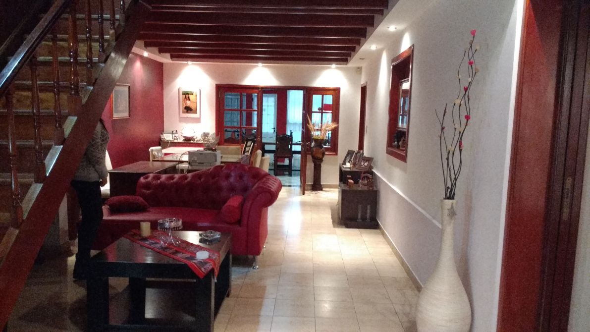 Casa en VENTA de  410 m2  - Sarandi.