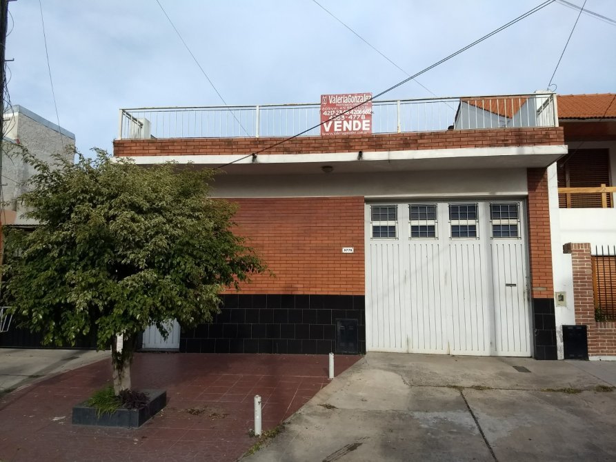 Galpon en venta de 170 m2  + 150 m2 de oficinas en 2 plantas - SARANDI - AVELLANEDA