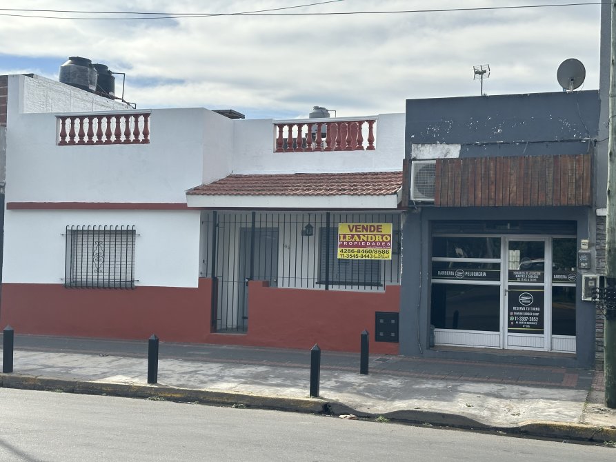 Casa c/local sobre avenida