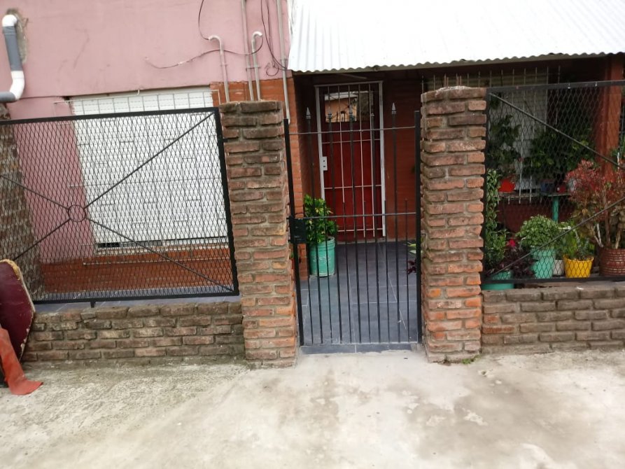 AMPLIA CASA 3 AMBIENTE CON DPTO AL FONDO EN RAFAEL CALZADA PARA LA VENTA.