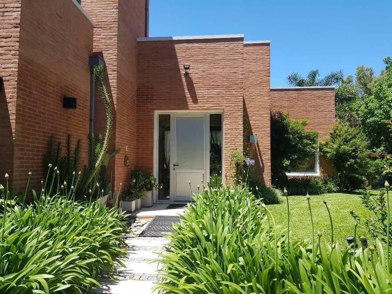 IMPECABLE PROPIEDAD EN VENTA  EN MAYLING.