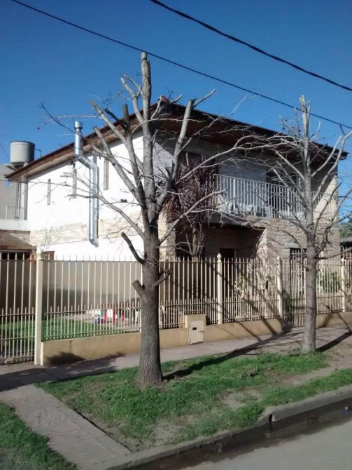 MUY LINDA PROPIEDAD DE 4 HABITACIONES EN CLAYPOLE.