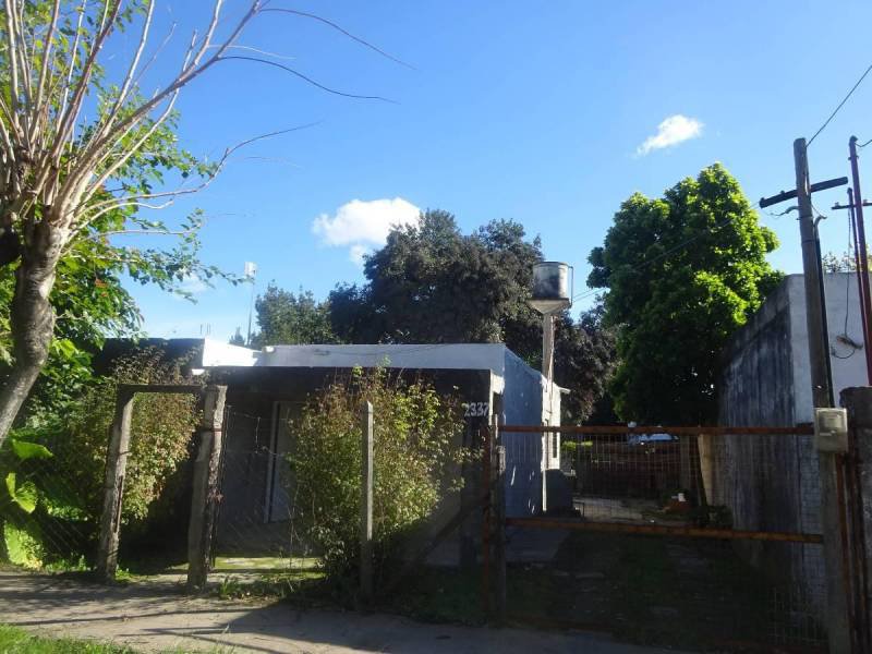 CASA AMERICANA CON LOTE DE 12 X 20 EN CLAYPOLE.