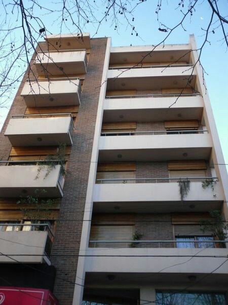 SE VENDE PISO COMPLETO A METROS DE ALEM!