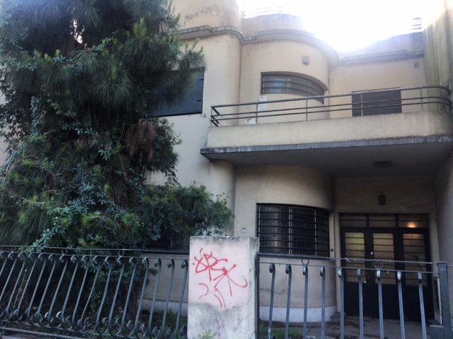 INMEJORABLE CHALET C/ DPTO. 2 AMB. EN EXCELENTE UBICACION.-