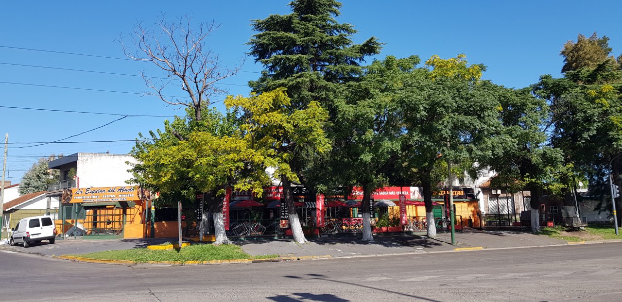 VENDE: LOCAL SOBRE LA AV. H. YRIGOYEN