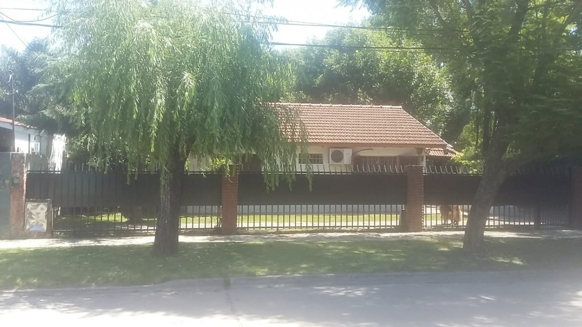 (( HERMOSA CASAQUINTA MUY BUENA ZONA MONTE GRANDE ))