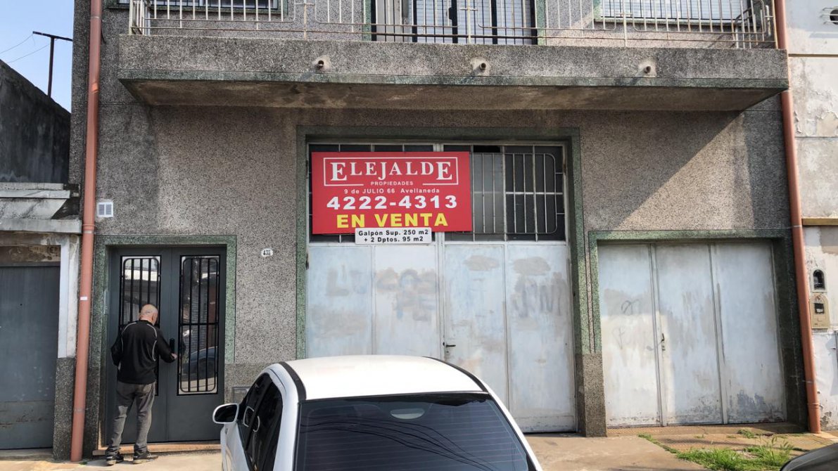 Galpon de 250 m2 + depto de 3 amb de 68 m2 + monoambiente de 27 m2 en Planta alta.
