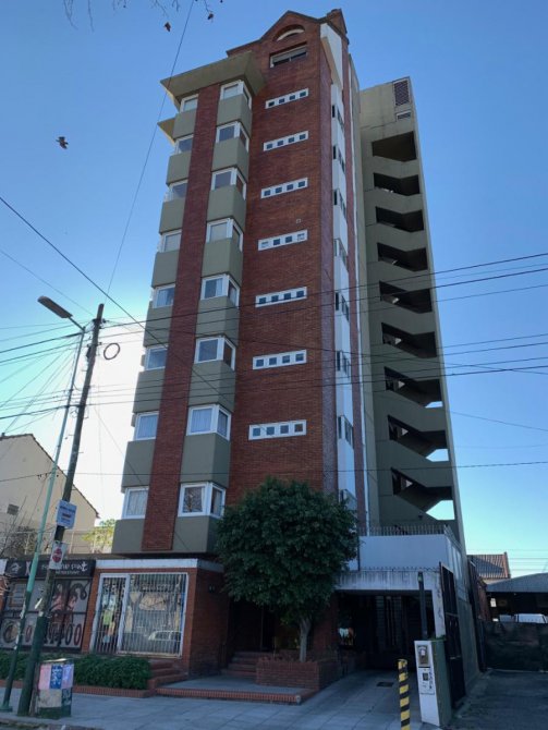 EXCEPCIONAL DUPLEX EN 2 PLANTAS 4 AMB., COCHERA, BAULERA Y TERRAZA PROPIA
