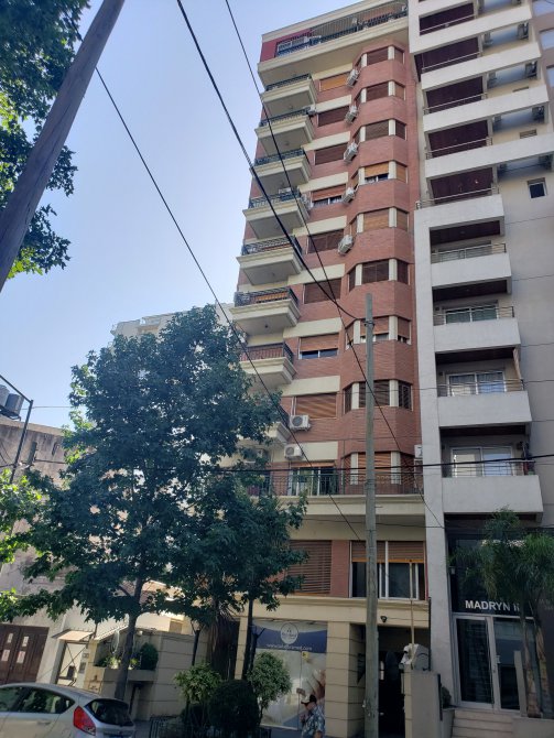 Cochera techada en edificio, en Alquiler.