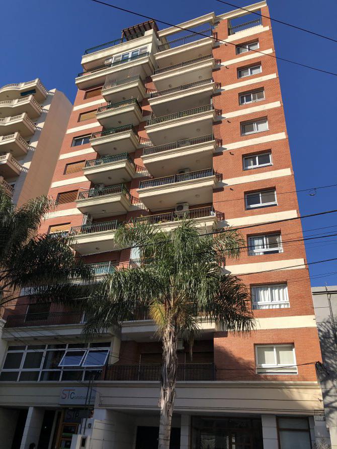 Departamento Penthouse 4 Amb. Terraza C/ Parrilla y Jacuzzi. Baulera y Cochera. Único.