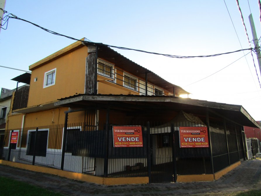 VENDE: CASA Y DOS DEPTOS. EN BLOCK