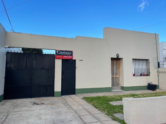 CASA CON AMPLIO LOTE EN EXCELENTE UBICACIÓN. APTA A CTO. MORENO 560 BURZACO