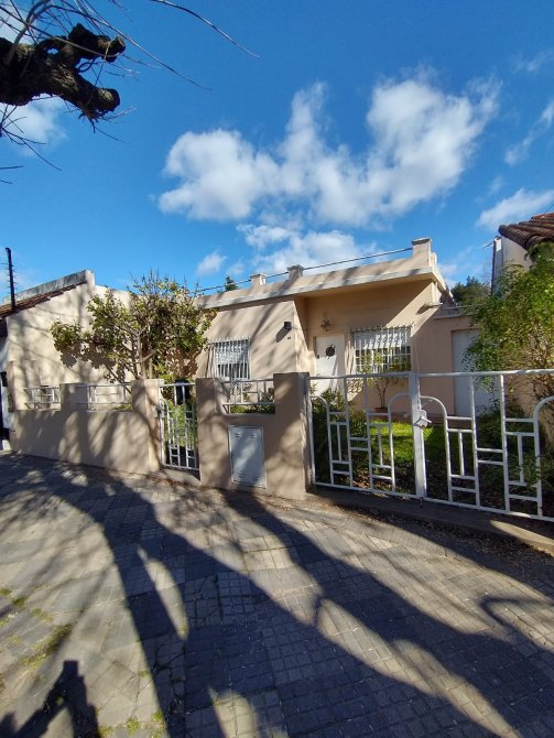 CASA CUATRO AMBIENTES IDEAL DESARROLLO COMERCIAL!
