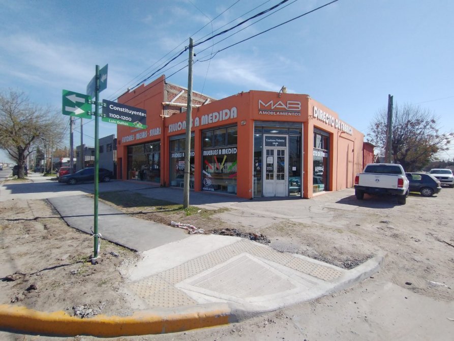 GALPON SOBRE AVENIDA VALETTE EN ESQUINA! IMPECABLE!
