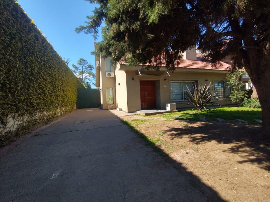 GRAN CHALET MODERNO DE PRIMERA CATEGORIA!