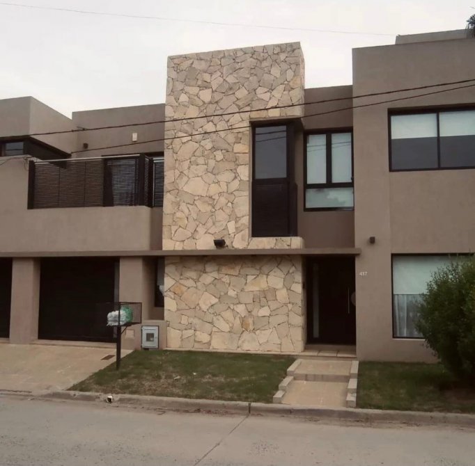 HERMOSA CASA MODERNA DE 4 AMB A LA VENTA. ACEPTA PERMUTA DE MENOR VALOR!!!!!!!BRANSEND