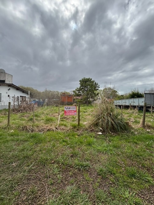 OPORTUNIDAD! Lote sobre asfalto en zona residencial .