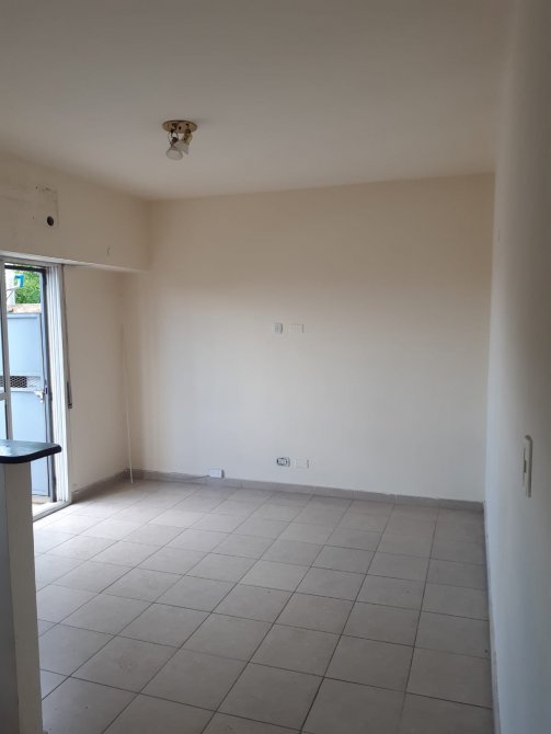 VENDE: DEPTOS. DE 2 Y 3 AMBIENTES