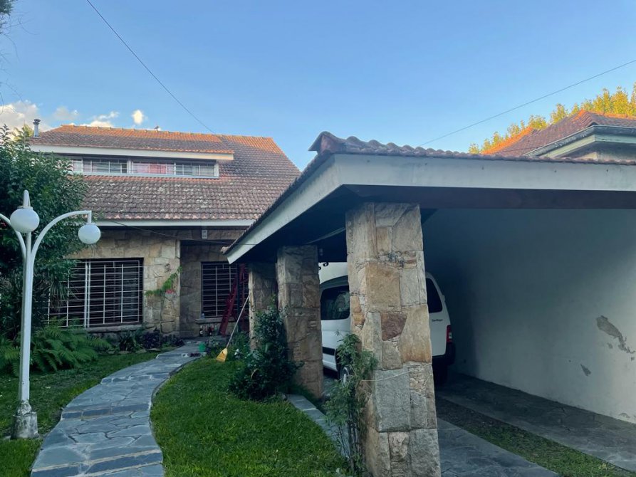 NUEVO VALOR!! INTERESANTE CHALET DE 5 AMB.C/ PISCINA EN ZONA RESIDENCIAL DE BANFIELD