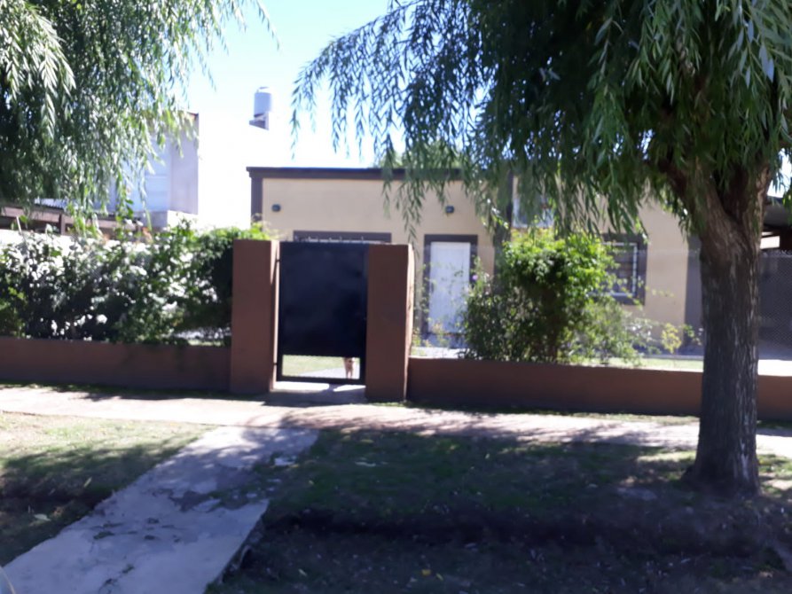 HERMOSA CASA 4/AMB, c/ amplio jardín, ubicada en Mitre 600, San Vicente.-