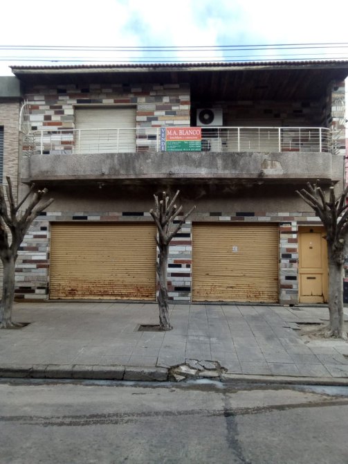 NUEVO VALOR!! CASA DE 2 PLANTAS S/ AMPLIO LOTE EN WILDE