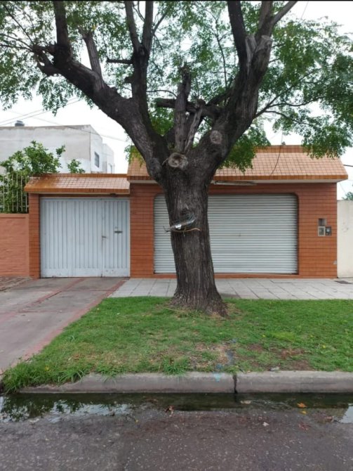 Casa 3 ambientes con local comercial al frente - VENTA