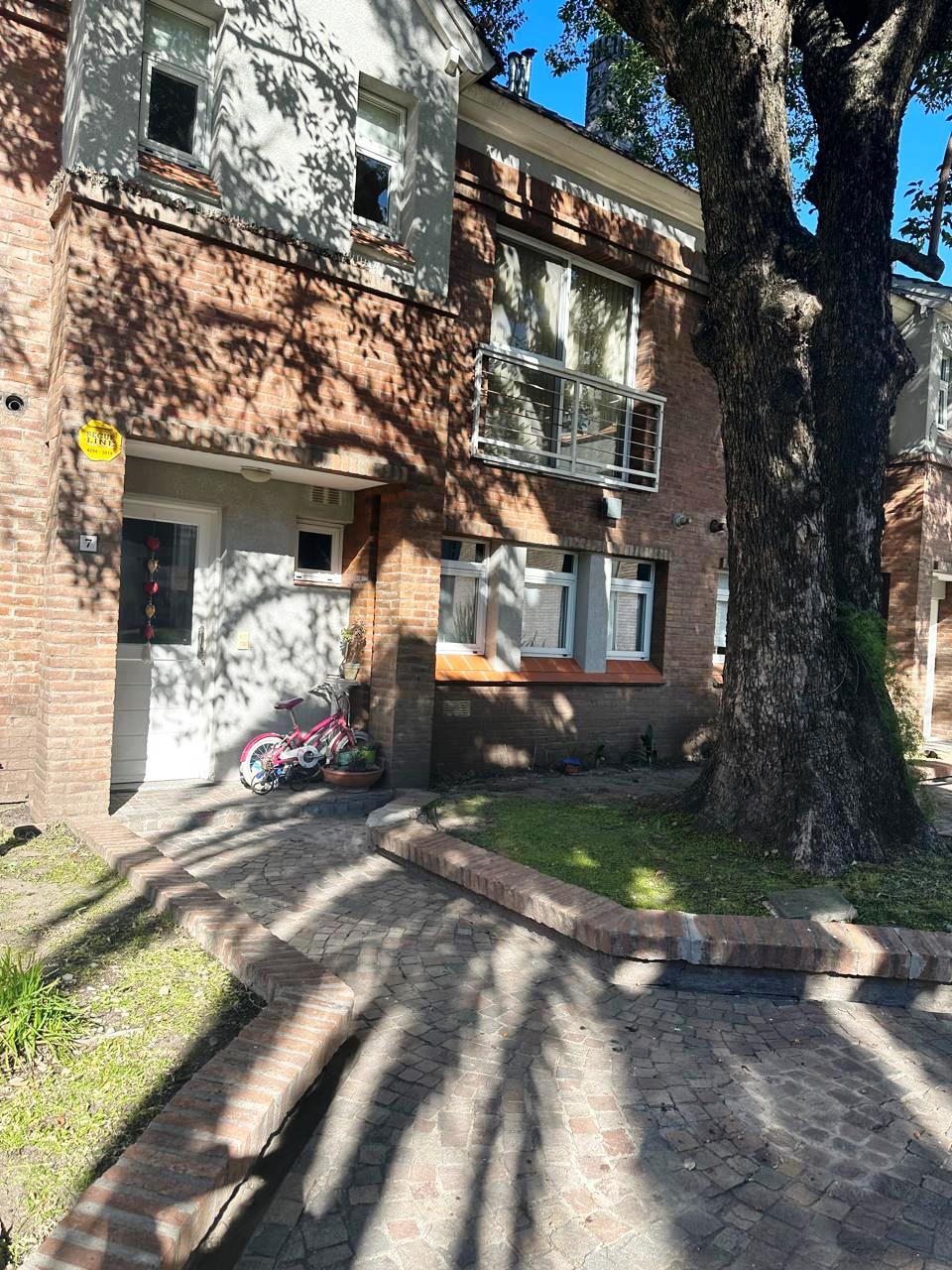 Hermoso Triplex de 4 Amb. C/ Cochera en Barrio Cerrado. AVELLANEDA 749 ADROGUE.Apto a Cto