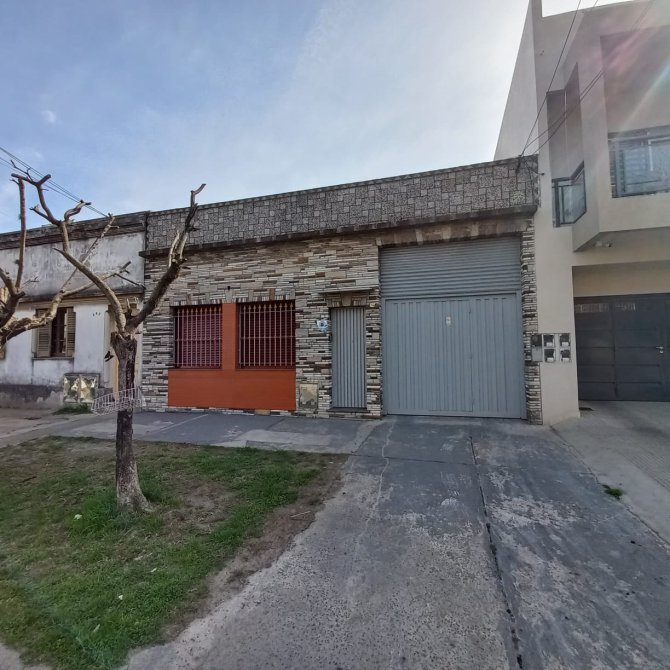 DEHEZA 235 - CASA DE 6 AMBIENTES Y 2 DPTOS DE 2 AMBIENTES
