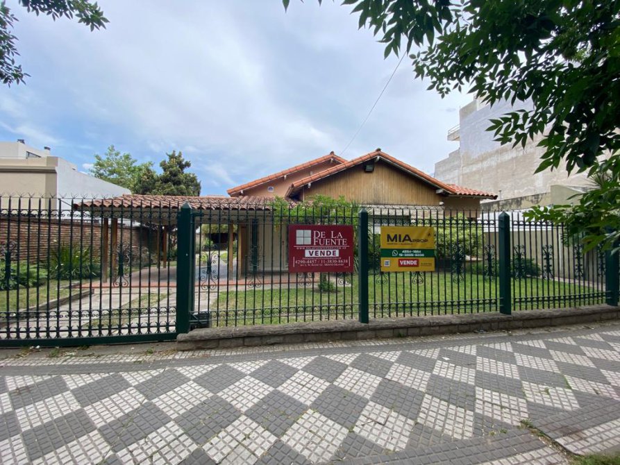EXCELENTE PROPIEDAD, CHALET CENTRICA EN MONTE GRANDE, IDEAL DESARROLLO!