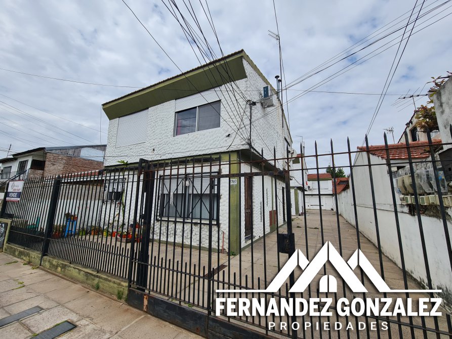Departamento de 2 Amb. en PH desarrollado en 2 plantas con cochera. Permuta