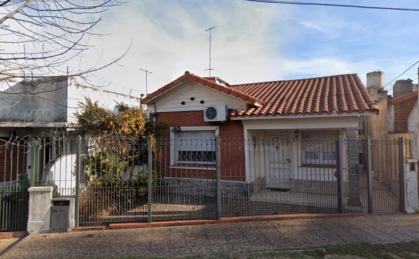 CHALET EN BERNAL, 4 AMBIENTES CON QUINCHO  Y PARRILLA