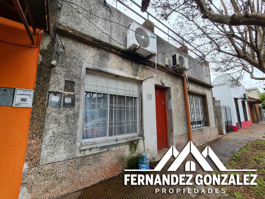 Casa en PH al frente independiente de 3 Amb. con patio, quincho y terraza.