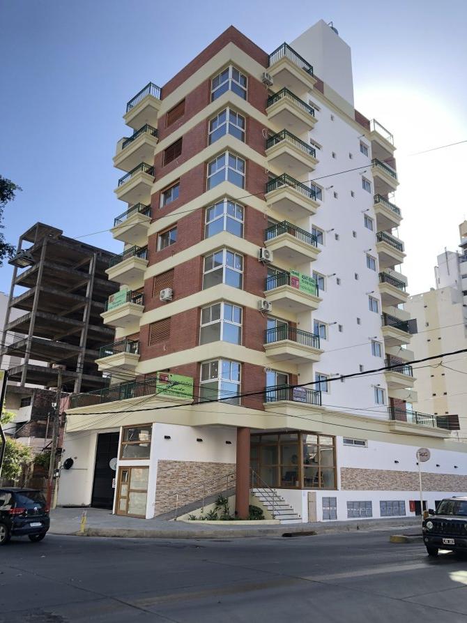 Cochera techada en alquiler, centro de Lanús Oeste.