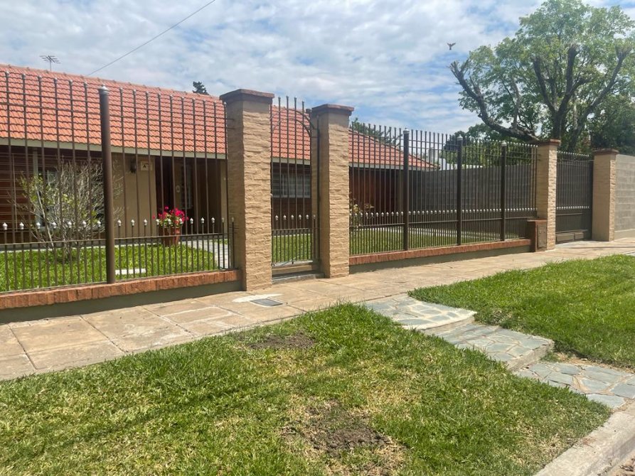 FINANCIACION PROPIA. EXCELENTE CHALET S/ 2TERRENOS,DE 5 AMBIENTES .QUIROGA 580 BURZACO