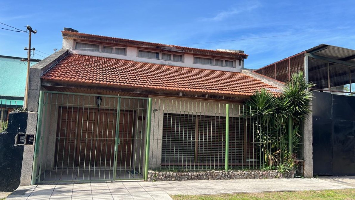 Casa de 3 ambientes con fondo libre y parque - Lanús