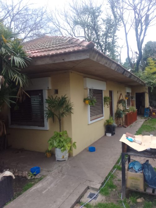 (( ATENCIÓN ACEPTA PERMUTA -  CASA EN LUIS GUILLON BUENA ZONA LOTE  10 X 50  c/ PILETA))