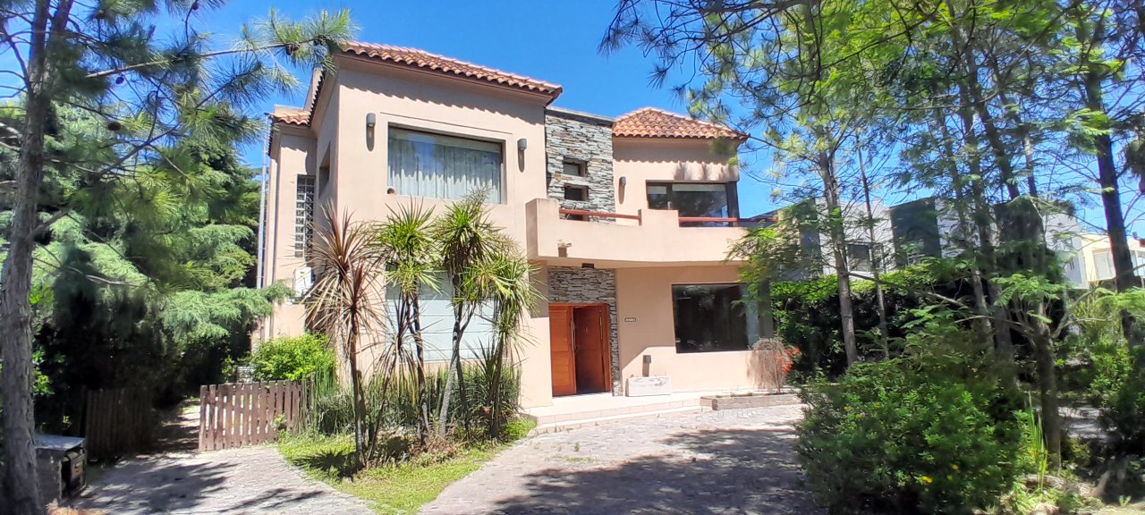 Hermosa Casa en venta B° El  Lauquen - canning