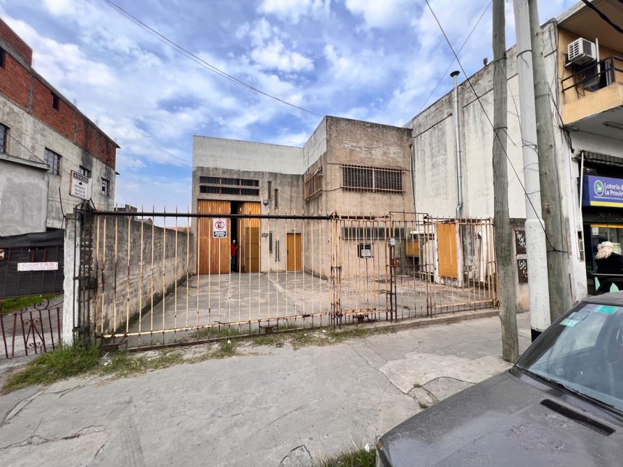 Galpon en venta de 558 m2 cubiertos + 127 m2 descubiertos - oficinas. entrepiso- VILLA DOMINICO -