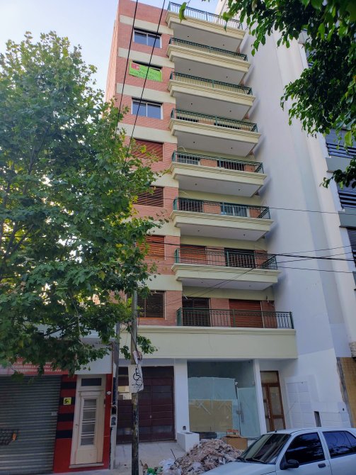 Cochera en alquiler en edicicio, techada, fija.