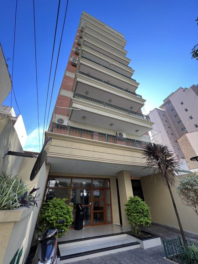 Cochera techada en alquiler, en edificio, centro de Lanús Oeste.
