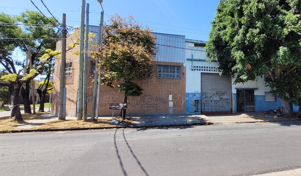 Alquiler de 2 galpones unificados, con fuerza motriz, oficinas y vestuarios